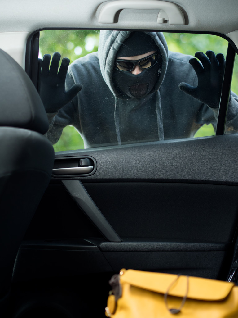 交通犯罪の概念。車からバッグを盗む泥棒 - 写真・画像