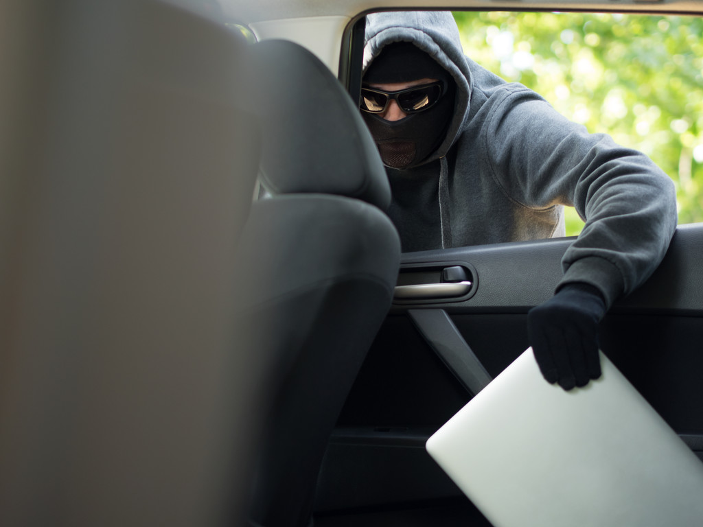 Autó lopás - a laptop lét lopott, az ablakon egy teher autó. - Fotó, kép