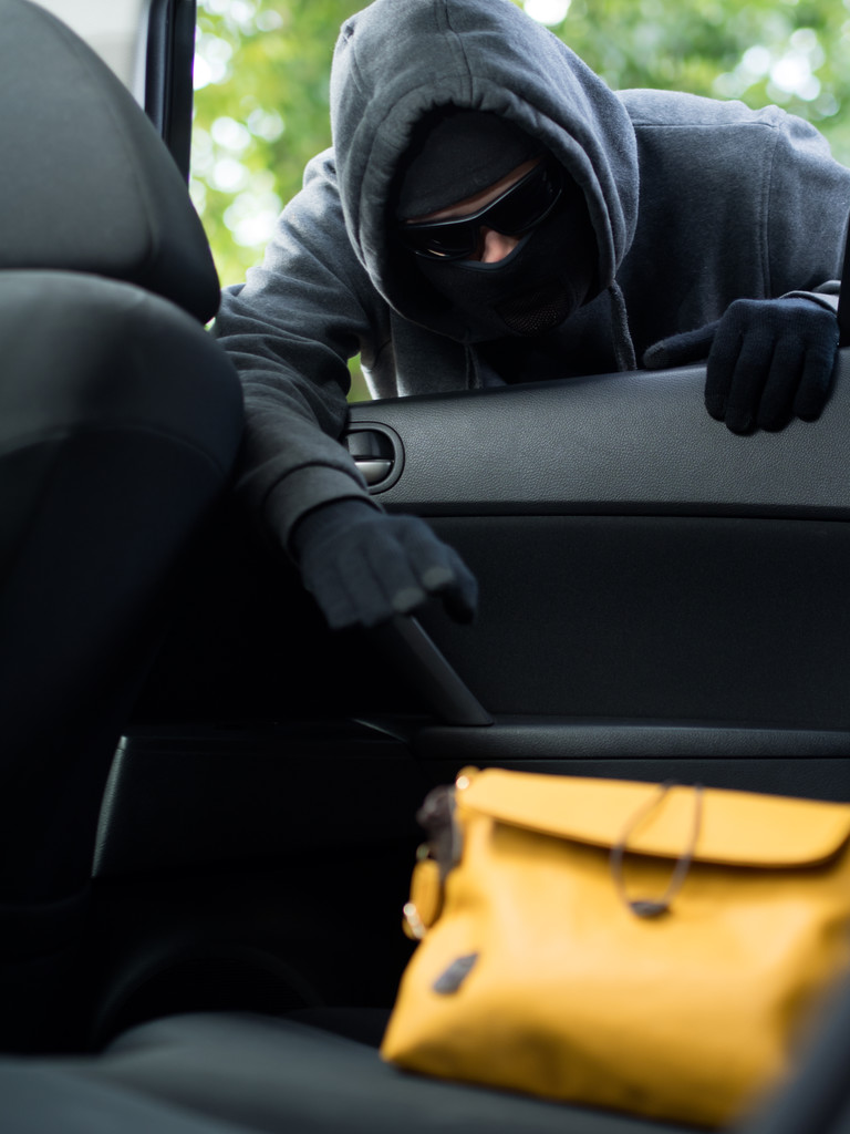 Ulaşım suç kavramı. Arabadaki çantayı çalan hırsız - Fotoğraf, Görsel
