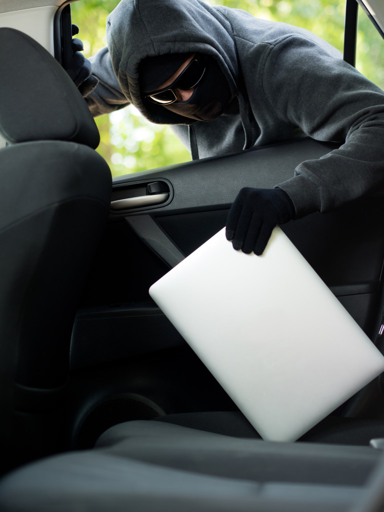 Araba hırsızlığı - boş bir araba pencereden varlık kaypak laptop. - Fotoğraf, Görsel