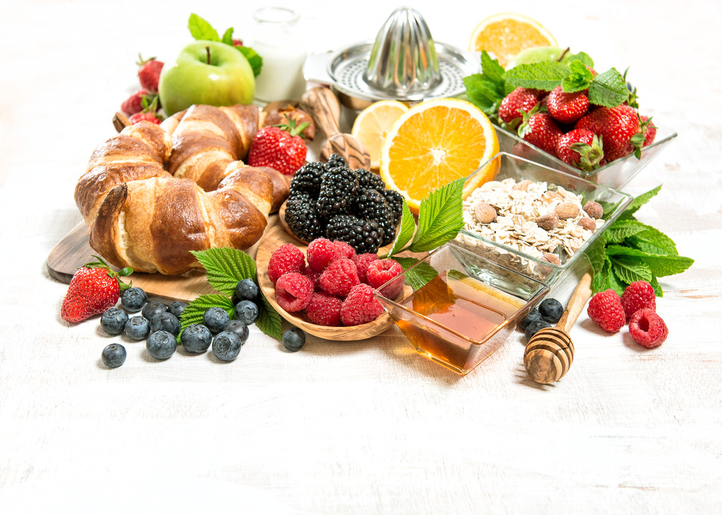 Frühstück mit Croissants, Müsli, frischen Beeren, Früchten. Gesundheit - Foto, Bild