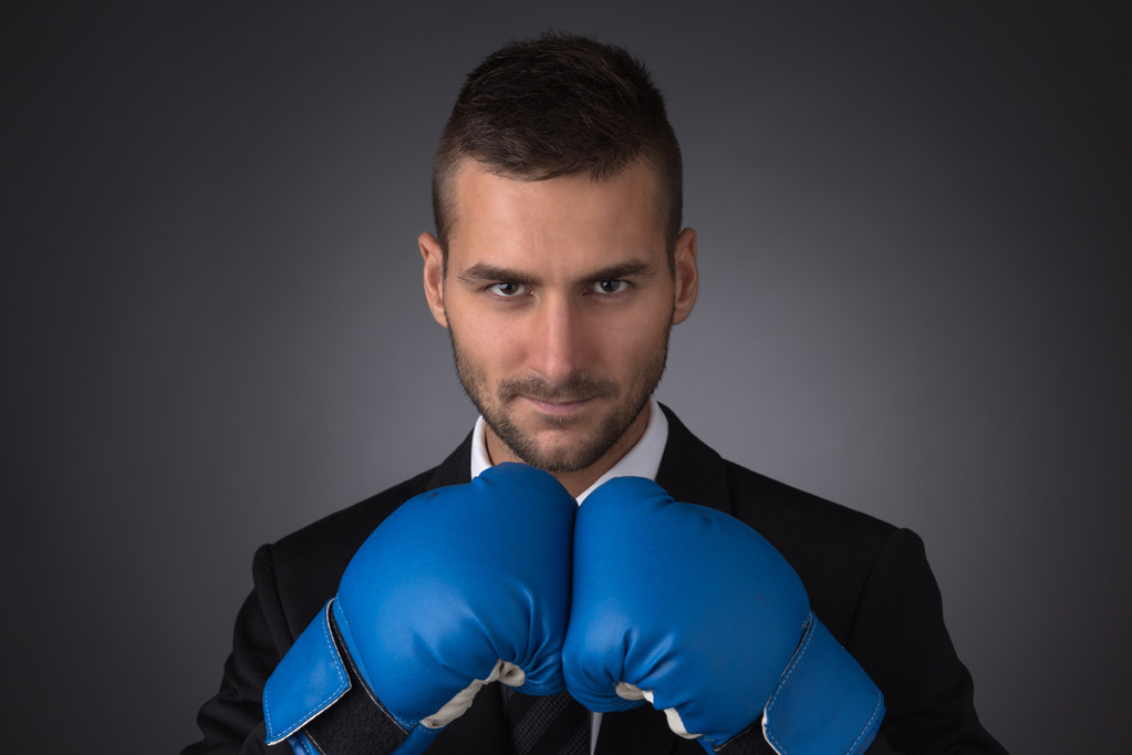 homme d'affaires en gants de boxe - Photo, image