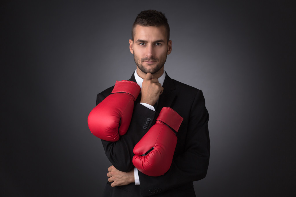 Empresario en guantes de boxeo
 - Foto, imagen