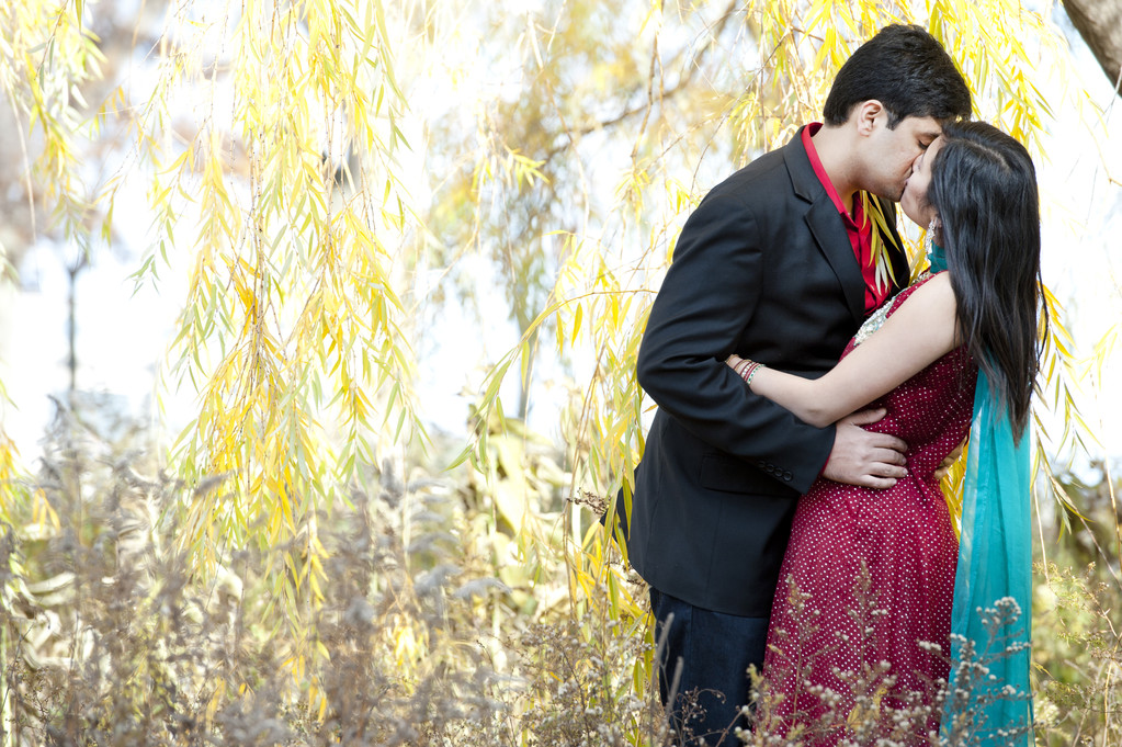 若いインドのカップルがキス - 写真・画像