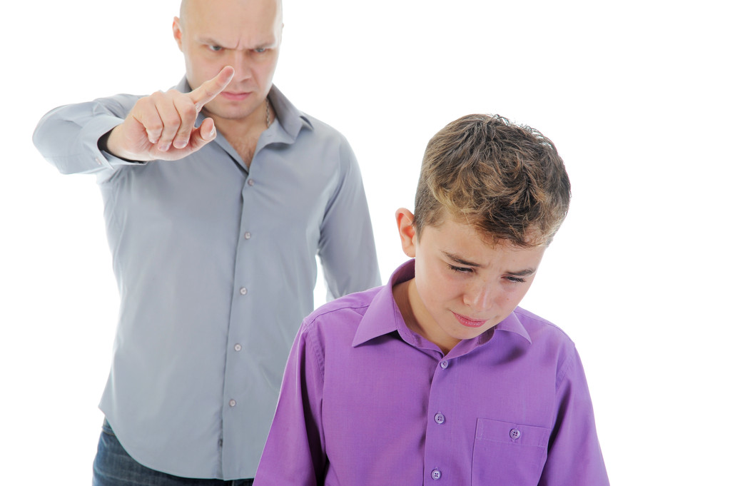 Estricto padre castiga a su hijo
 - Foto, Imagen