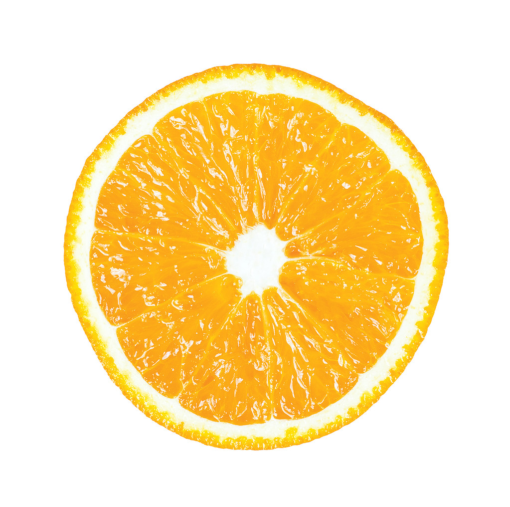 Кусочек свежего апельсина на белом фоне - Фото, изображение