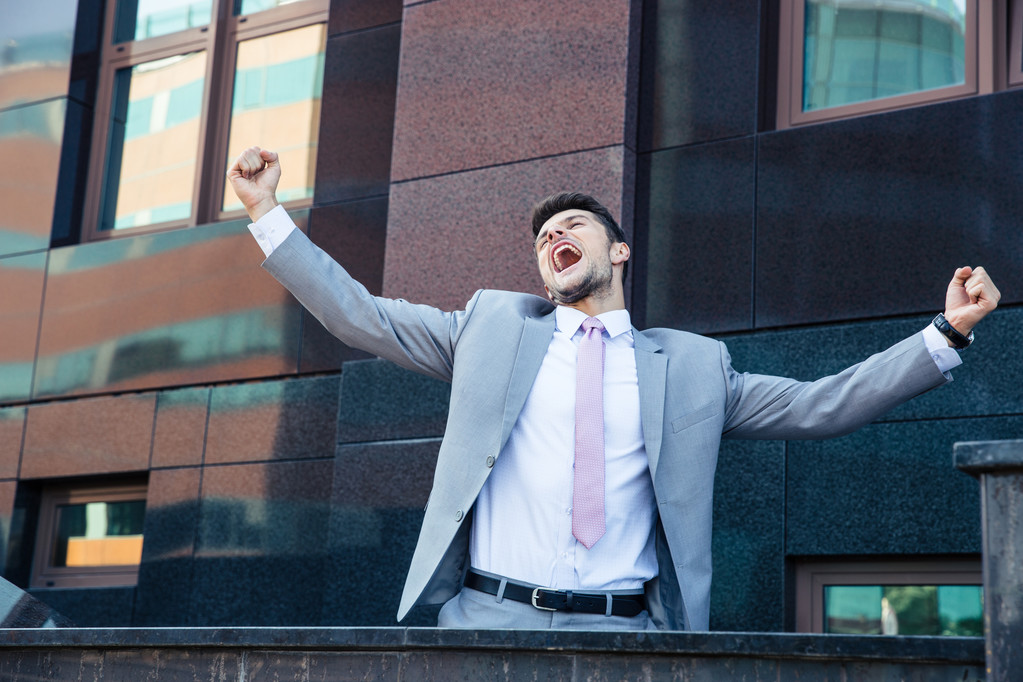 Бізнесмен святкує свій успіх на відкритому повітрі
 - Фото, зображення