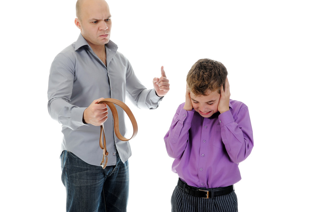 Estricto padre castiga a su hijo
 - Foto, Imagen