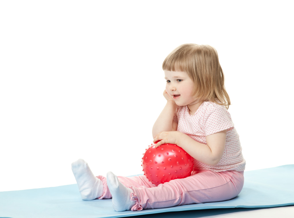 Κορίτσι κάνει ασκήσεις με μια μπάλα - Φωτογραφία, εικόνα