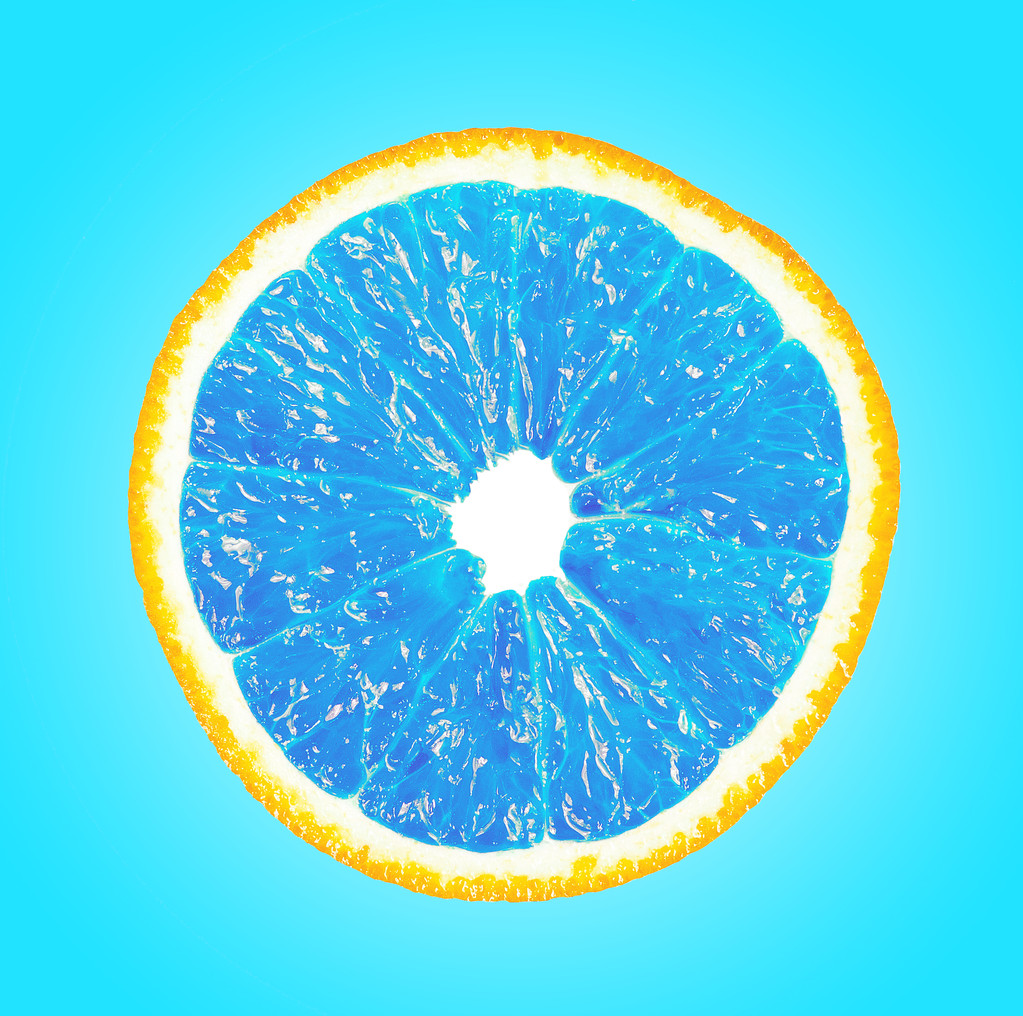 Ασυνήθιστο πορτοκαλί μπλε σε μπλε φόντο - Φωτογραφία, εικόνα
