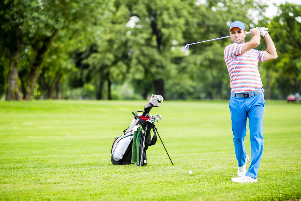 Golfista cvičit a soustředění před a po výstřelu - Fotografie, Obrázek