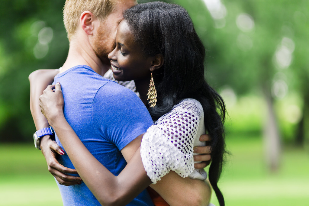 Casal apaixonado abraçando e beijando pacificamente ao ar livre
 - Foto, Imagem