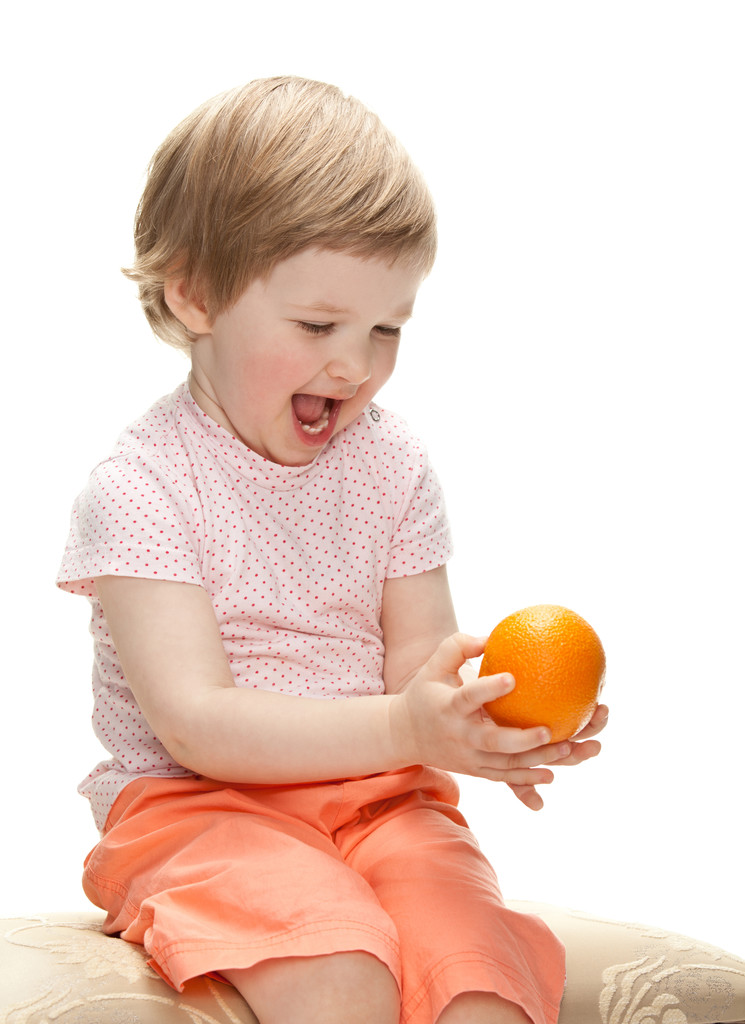 オレンジと遊ぶ子供 - 写真・画像