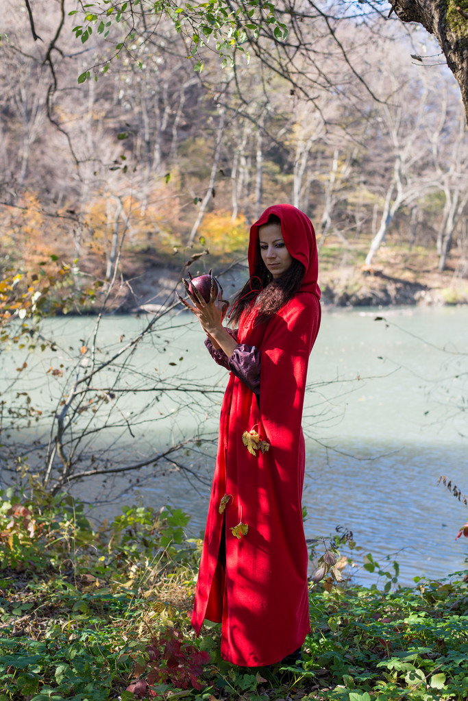 Dziewczyna w czerwonym stroju w łonie natury - Zdjęcie, obraz