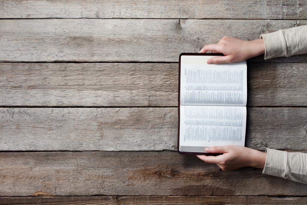 Frau gibt Bibel weiter - Foto, Bild