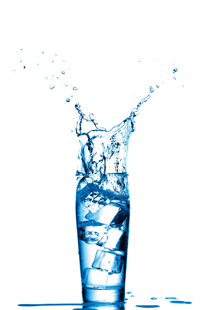 lasillinen vettä jääkuutioilla - Valokuva, kuva
