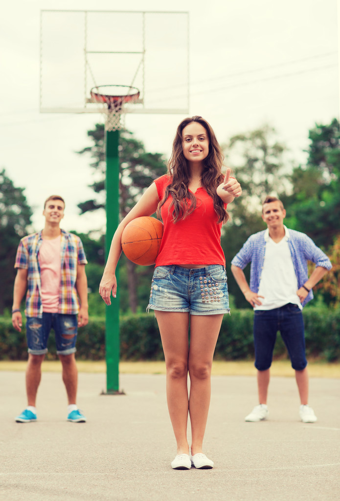 gruppo di adolescenti sorridenti che giocano a basket
 - Foto, immagini