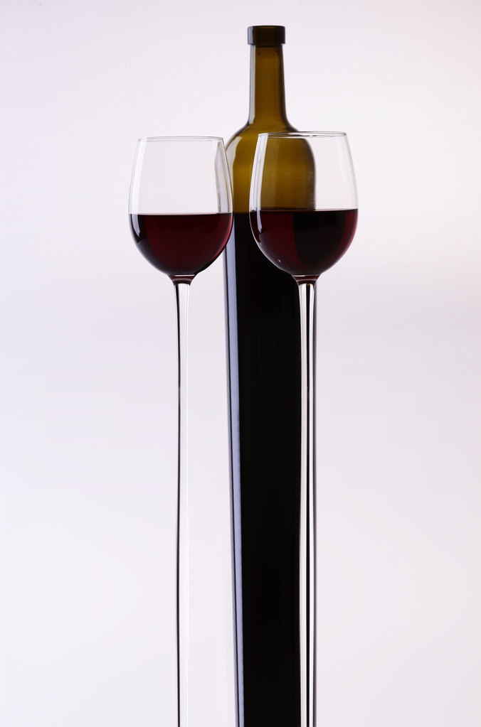 Bouteille de vin étirée et verres
 - Photo, image