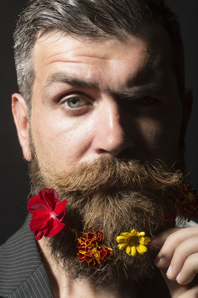 Man met flowerbed op gezicht - Foto, afbeelding