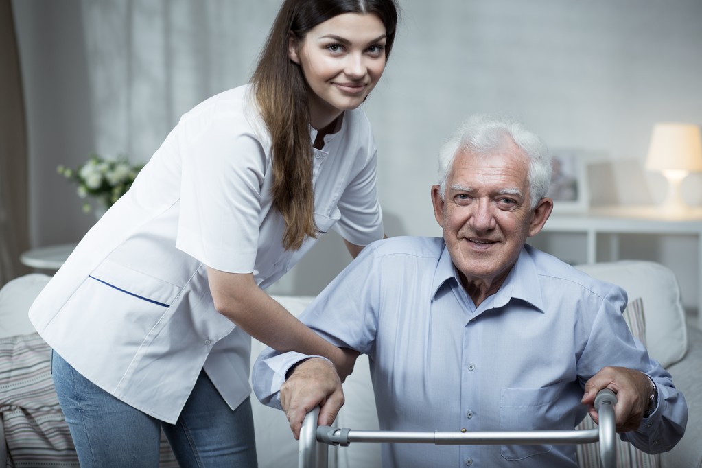 Медсестра допомагає інвалідам старший чоловік
 - Фото, зображення