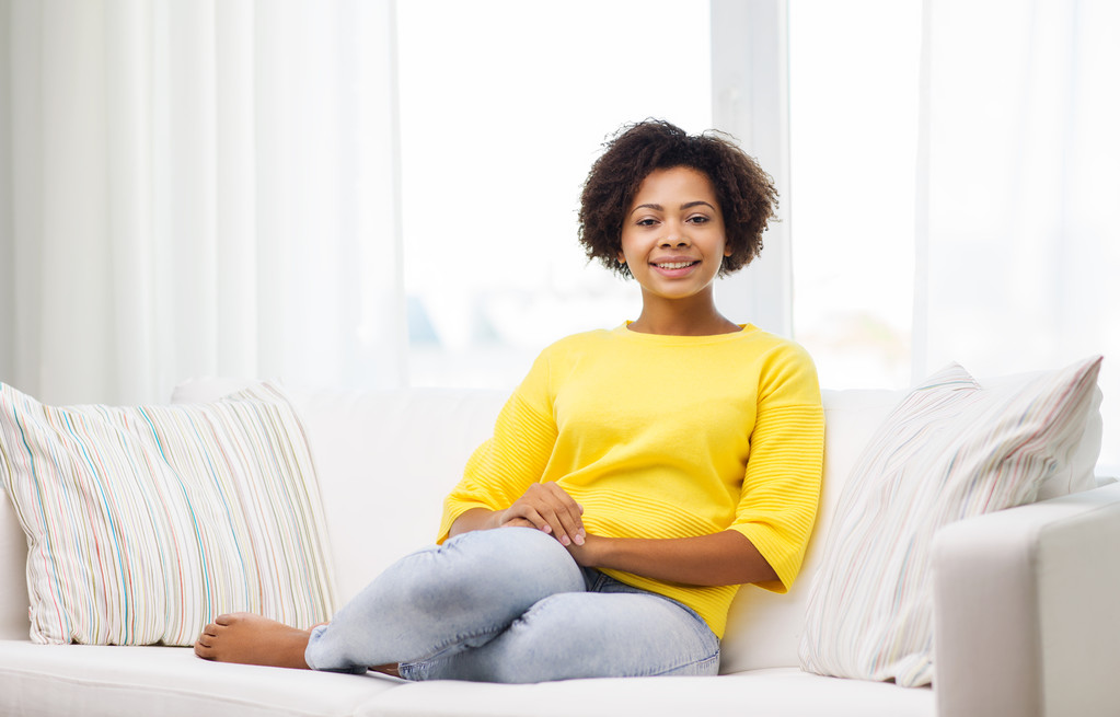 feliz afroamericana joven mujer en casa - Foto, Imagen