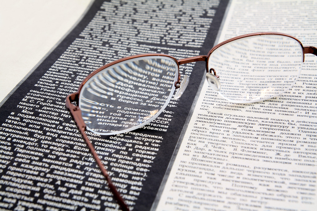 γυαλιά σε εφημερίδα - Φωτογραφία, εικόνα