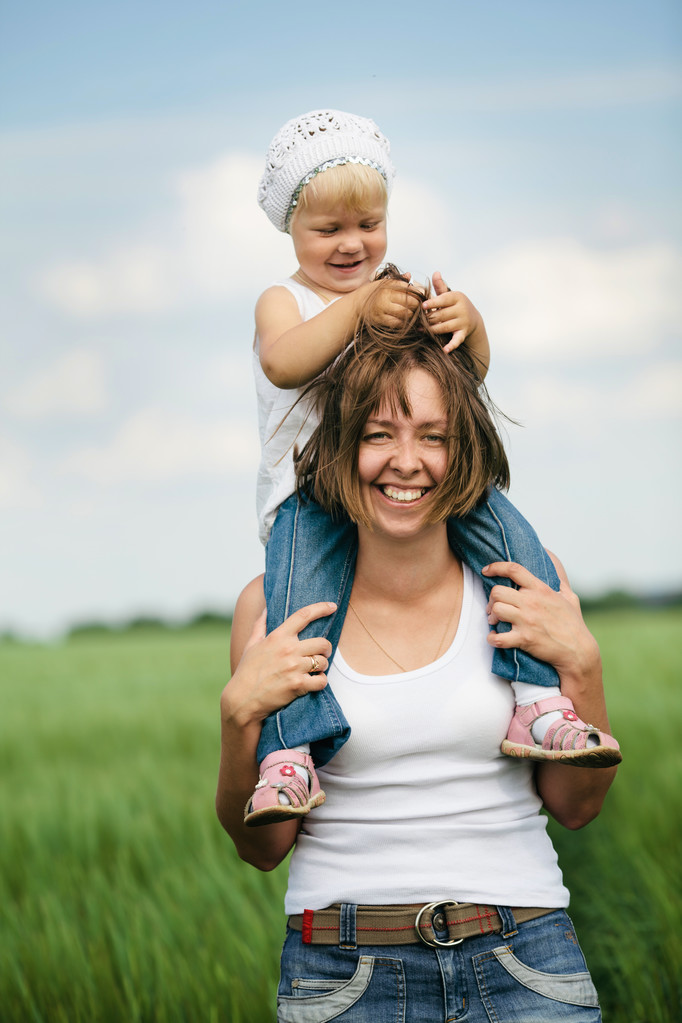 счастливая мать с дочкой в поле
 - Фото, изображение