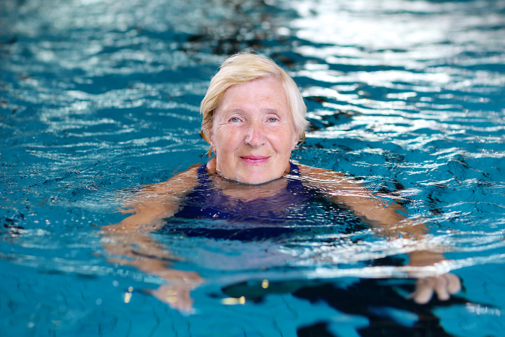 Aktiivinen vanhempi nainen uima-altaassa
 - Valokuva, kuva