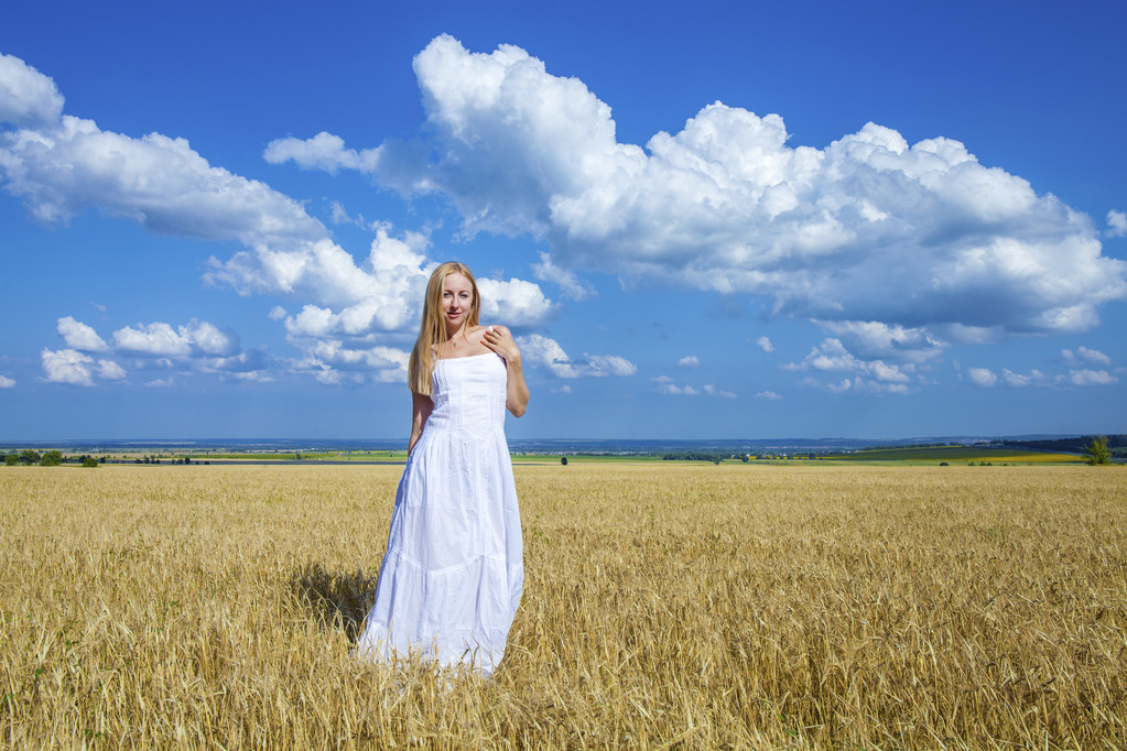 Joven hermosa mujer en un vestido blanco largo está de pie en un whe
 - Foto, imagen