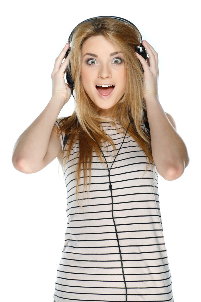 Hermosa chica con auriculares aislados sobre un fondo blanco
 - Foto, Imagen