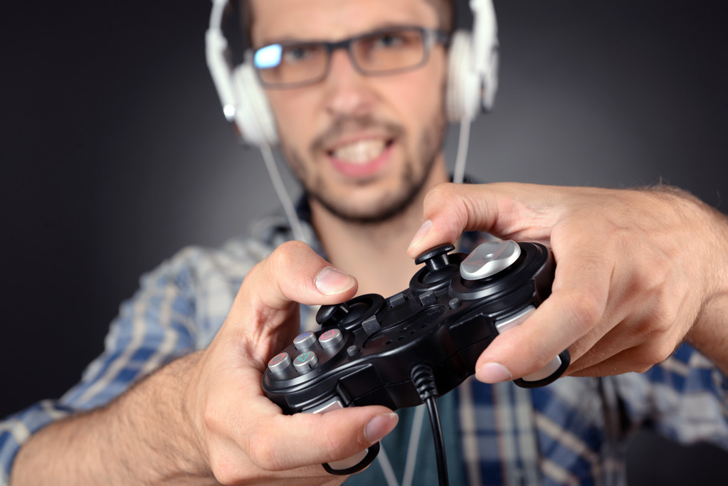 Молодий чоловік грає у відеоігри крупним планом
 - Фото, зображення