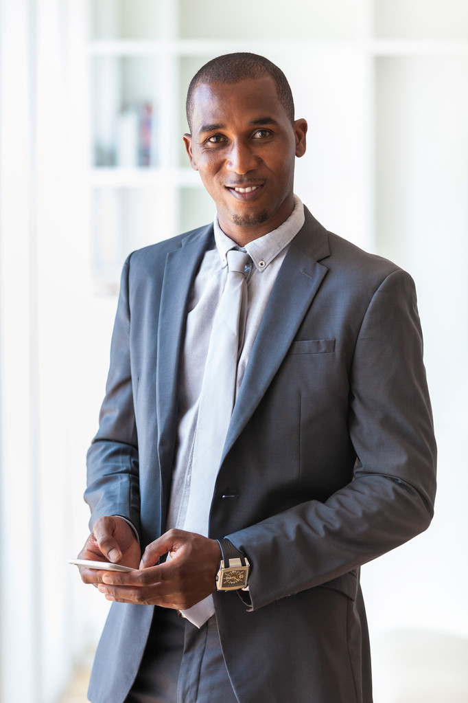 Retrato de un joven hombre de negocios afroamericano usando un móvil
 - Foto, imagen