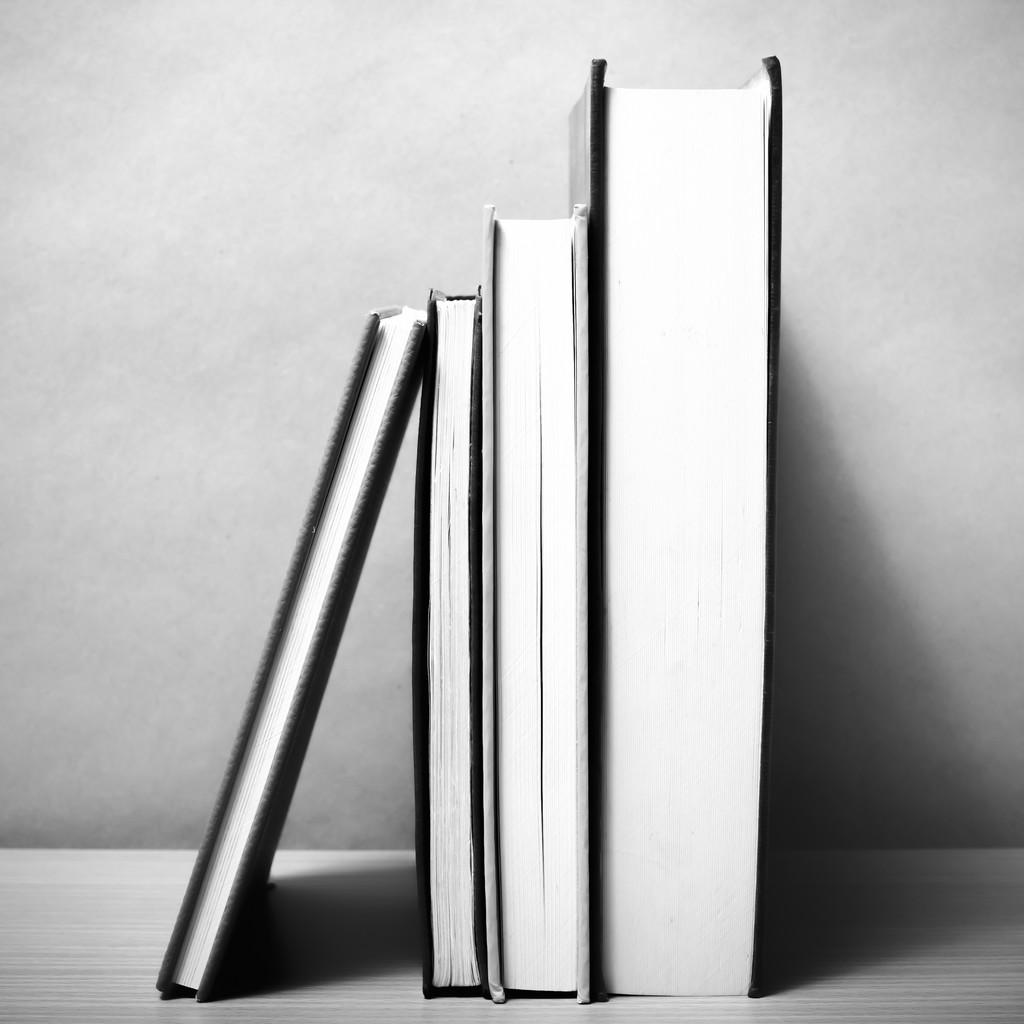 stand up book estilo de tono de color blanco y negro
 - Foto, imagen