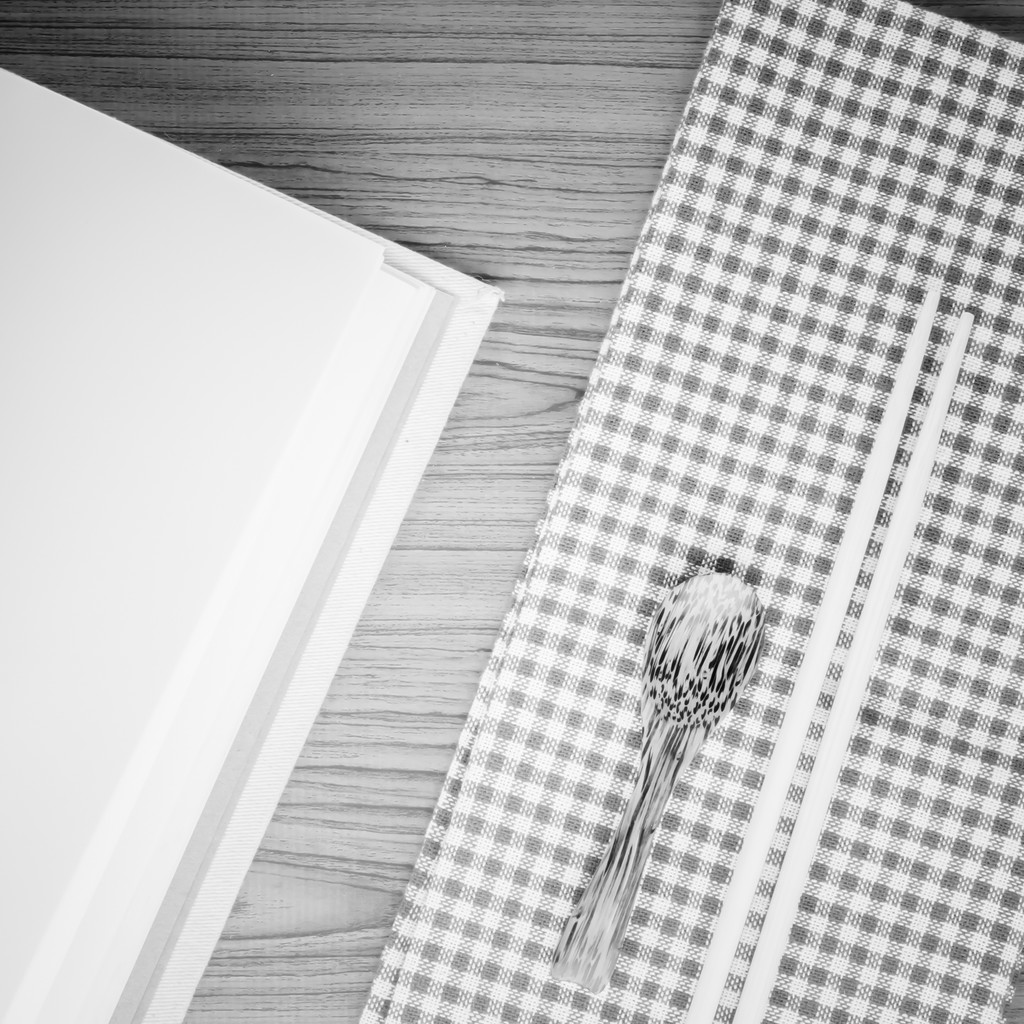 πετσέτα κουζίνας με κουτάλι σε μαύρο και άσπρο ξύλο ιστορικό Κόλο - Φωτογραφία, εικόνα