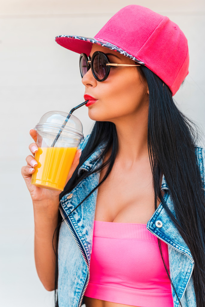 jovem mulher beber suco - Foto, Imagem