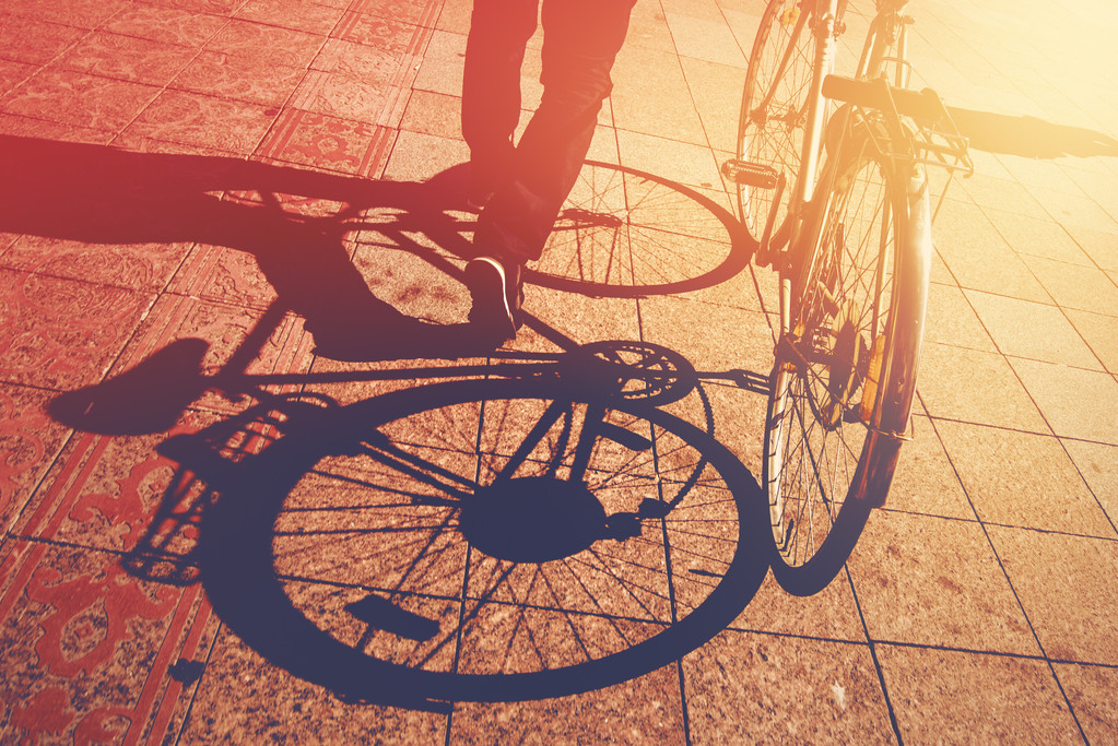 Schatten auf Gehweg, Mann schiebt Fahrrad - Foto, Bild