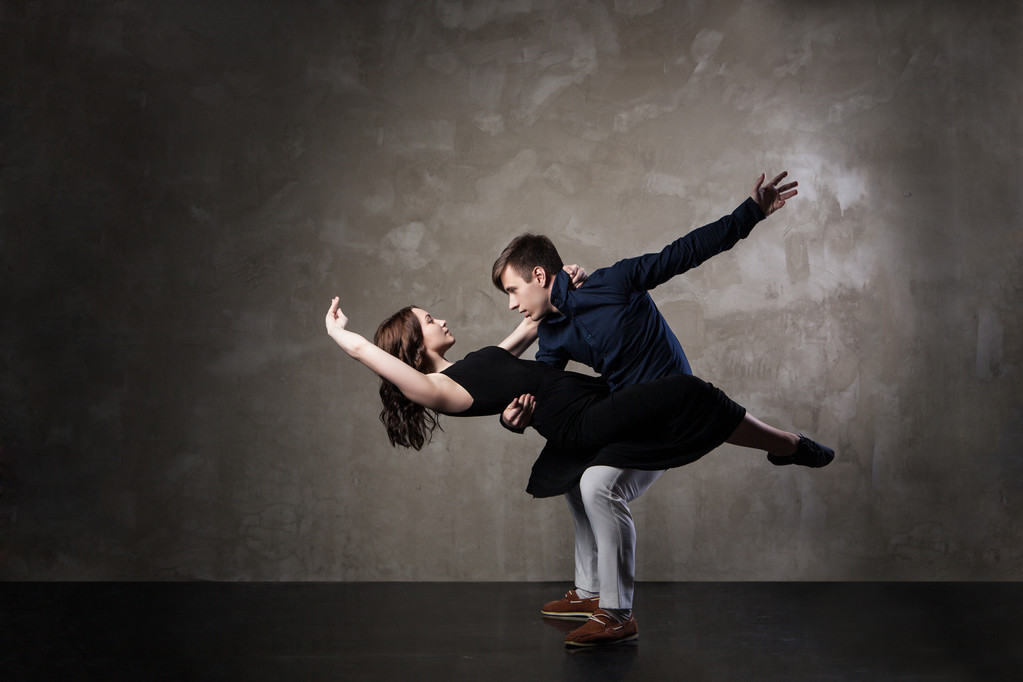 piękna para aktywnych tańca towarzyskiego - Zdjęcie, obraz