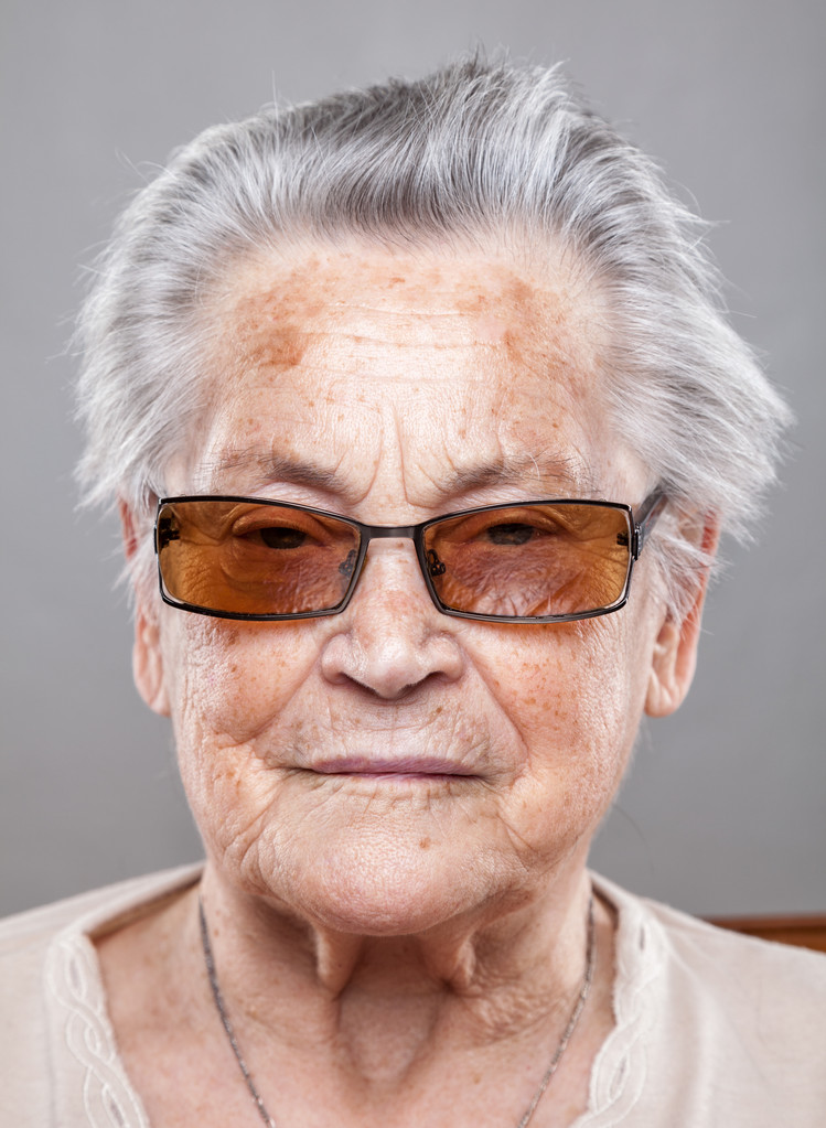 Portrét starší ženy s brýlemi - Fotografie, Obrázek