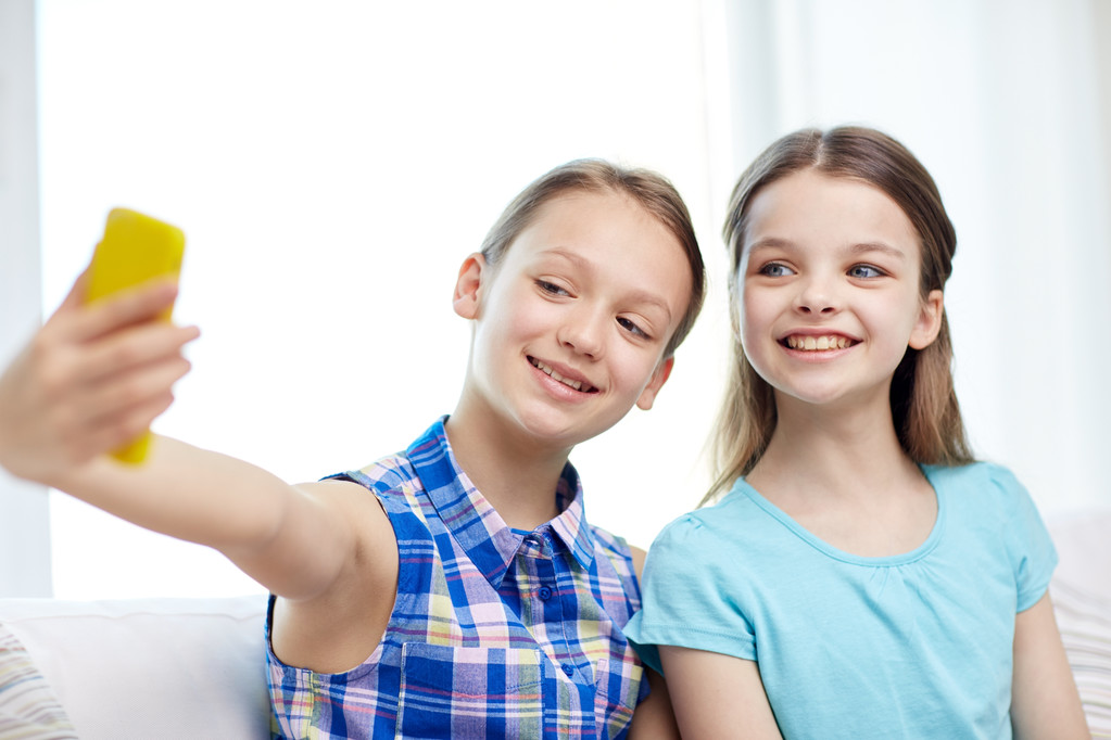 chicas felices con teléfono inteligente tomar selfie en casa
 - Foto, Imagen