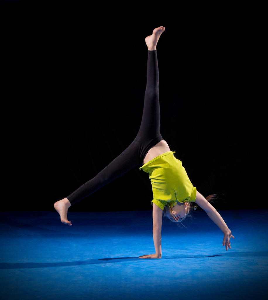 Маленькая девочка делает гимнастические упражнения
 - Фото, изображение