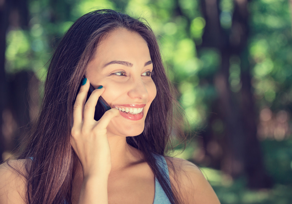 Retrato jovem mulher bonita falando no telefone móvel
.  - Foto, Imagem