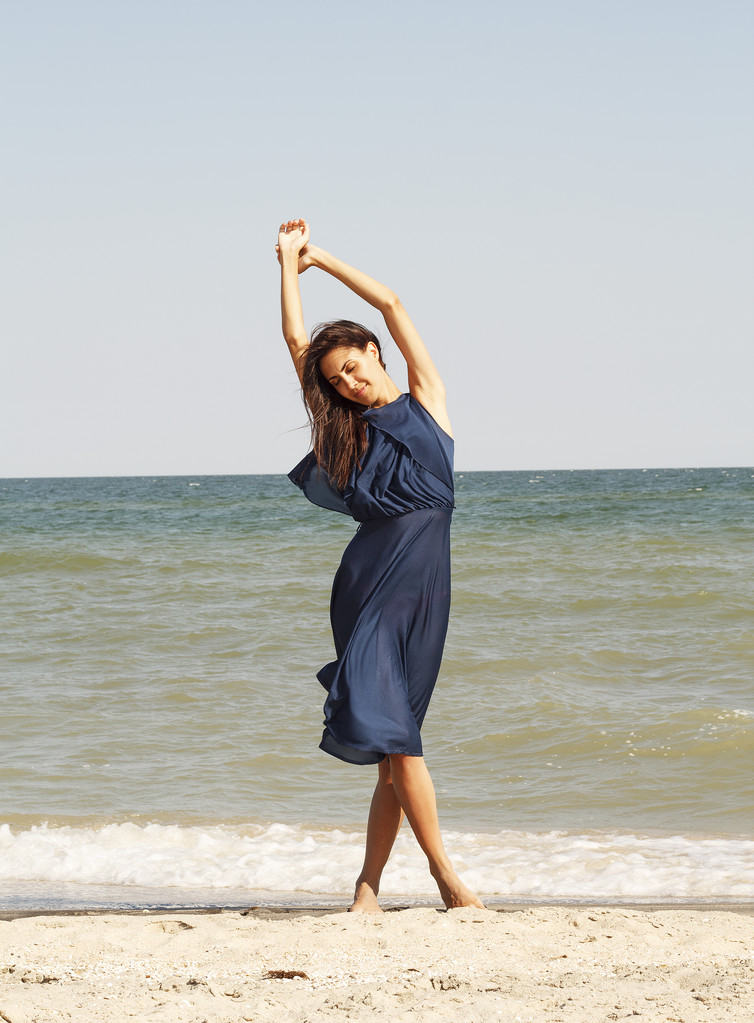 Mladá krásná žena na pobřeží v modrých šatech - Fotografie, Obrázek