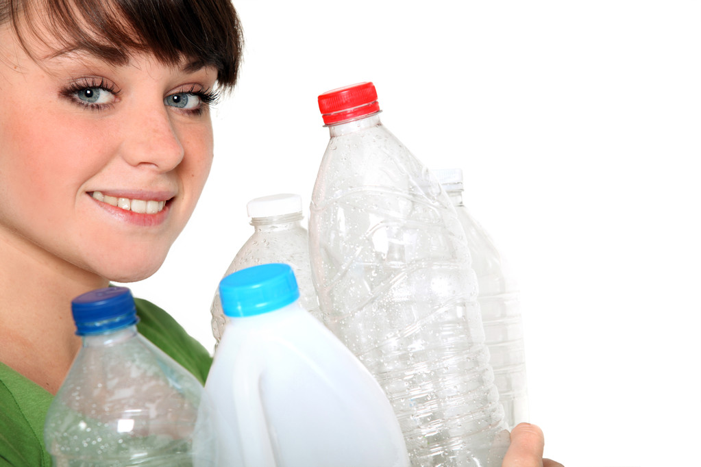 Vrouw met plastic flessen - Foto, afbeelding