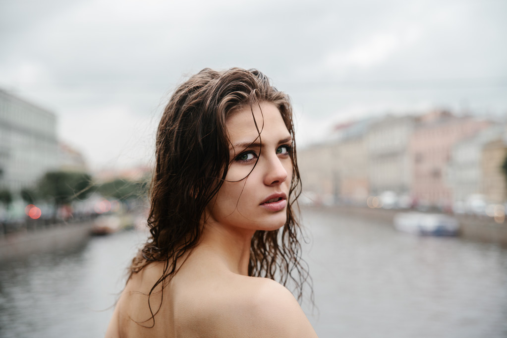 Belleza femenina natural en lluvia de verano
 - Foto, imagen