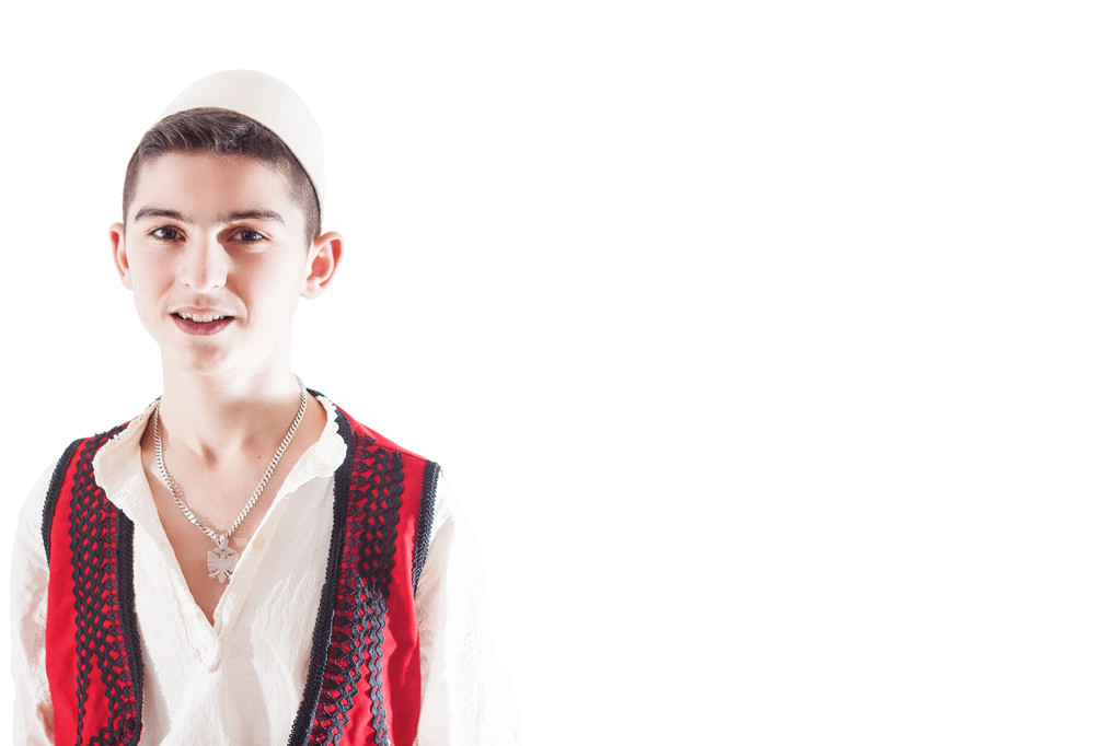 Изолированный мальчик в традиционном албанском костюме
 - Фото, изображение