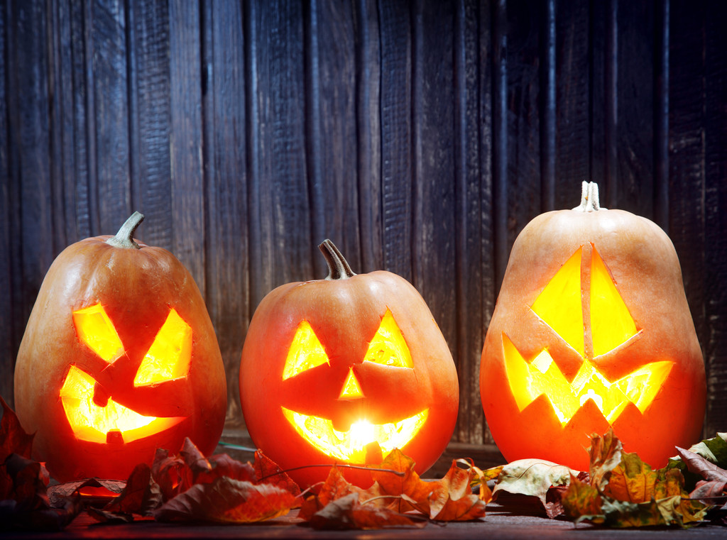 Jack o Laternen Halloween Kürbisgesicht auf Holzgrund - Foto, Bild