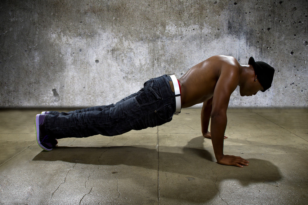 αρσενικό κάνει push ups σε μια συγκεκριμένη - Φωτογραφία, εικόνα