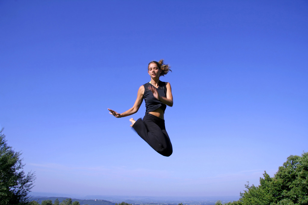 zdrowa, młoda kobieta, skacze z radości - Zdjęcie, obraz