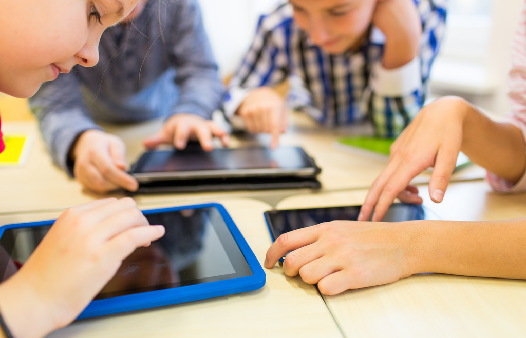 Nahaufnahme von Schulkindern, die mit Tablet-PC spielen  - Foto, Bild