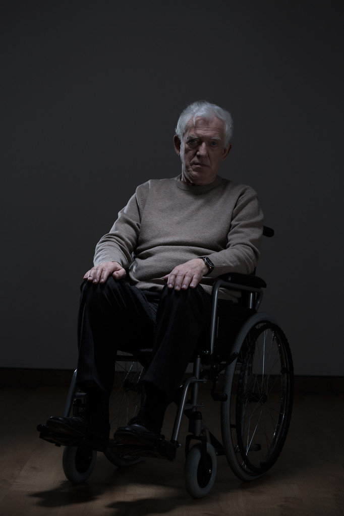 Magányos fogyatékos magas rangú ember - Fotó, kép